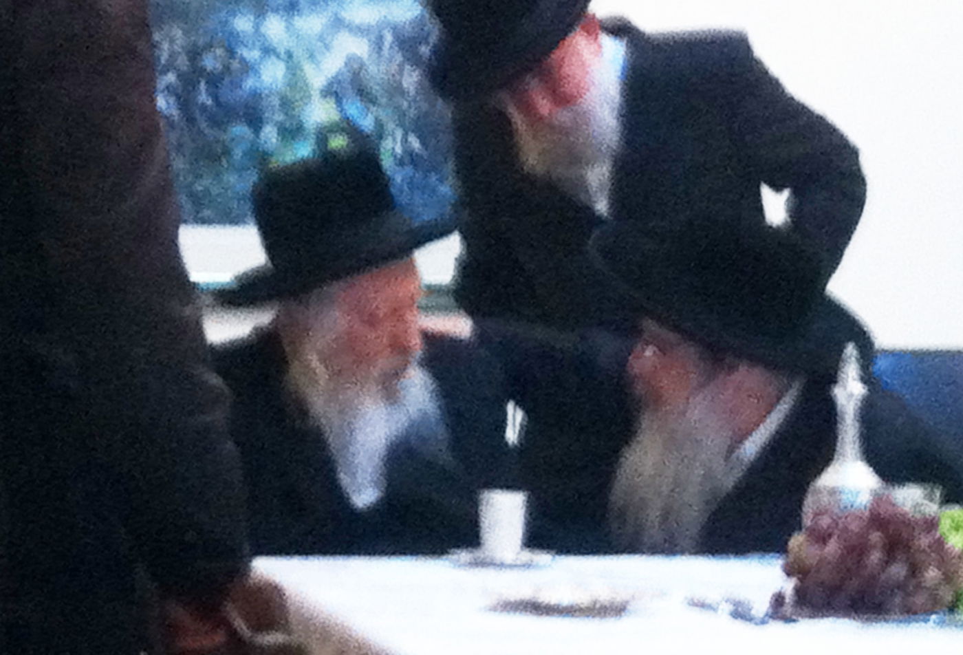 צפו: ביקור הגומלין של האדמו"ר מגור אצל האדמו"ר מצאנז קלויזנבורג