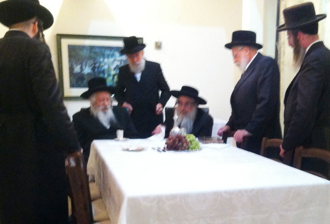 צפו: ביקור הגומלין של האדמו"ר מגור אצל האדמו"ר מצאנז קלויזנבורג