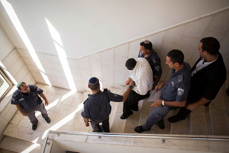 ברגל מובל לבית המשפט