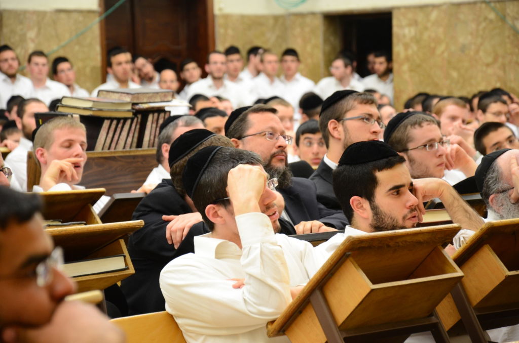 תלמידי ישיבת פוניבז', בעין הסערה