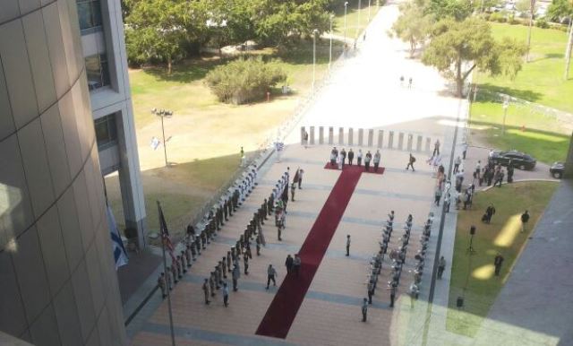 משמר הכבוד בקריה בת"א, הבוקר