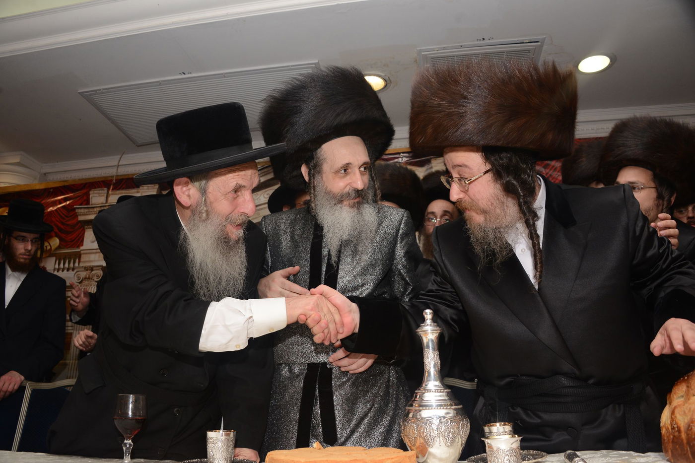 מריבה בחתונת בת האדמו"ר מביאלה ב"ב • גלריה