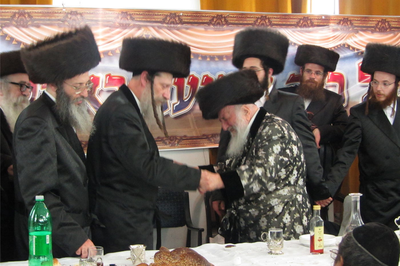 צפו: שמחת "שבע ברכות" כפולה בחצר ספינקא בני ברק