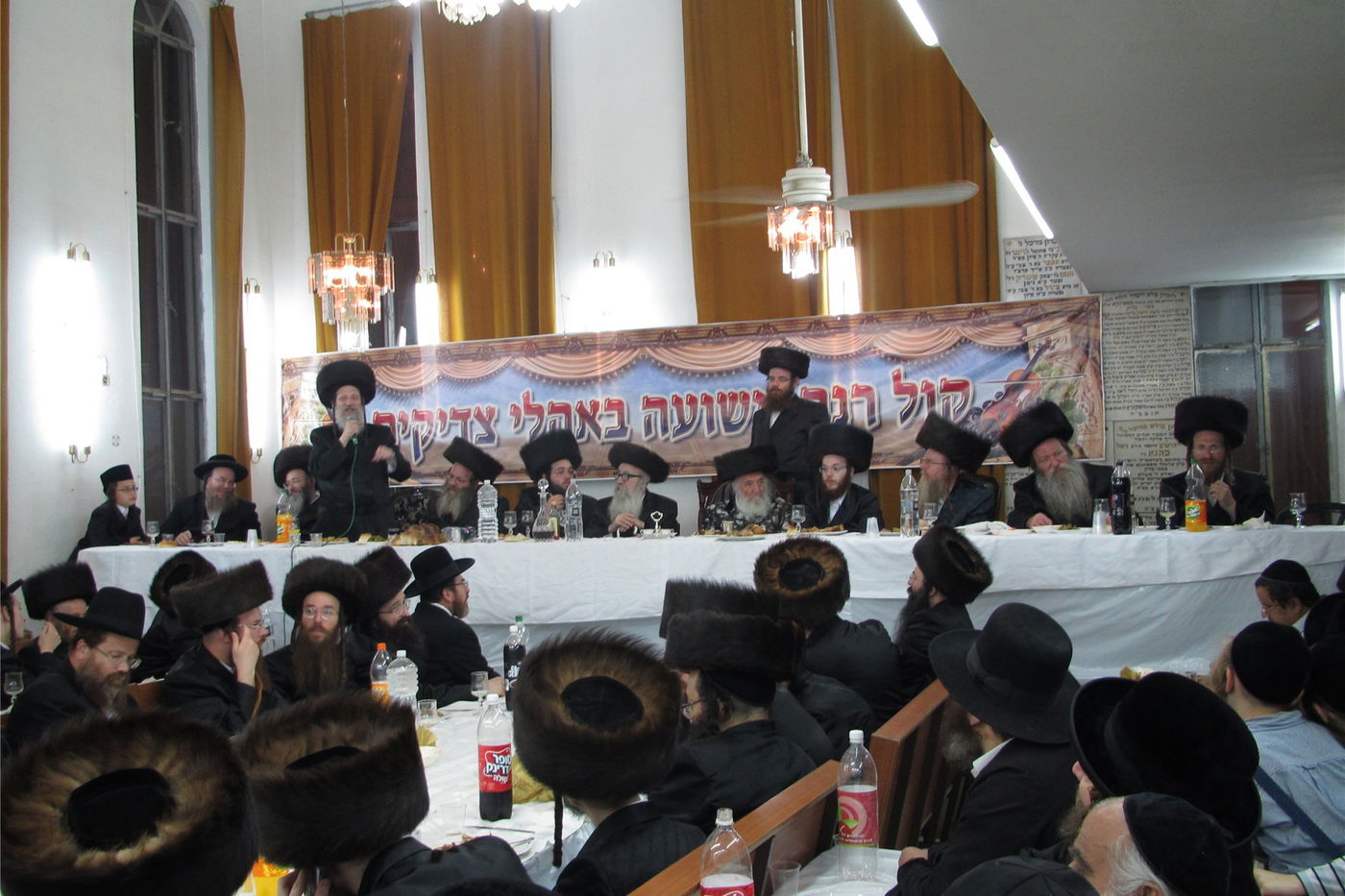 צפו: שמחת "שבע ברכות" כפולה בחצר ספינקא בני ברק