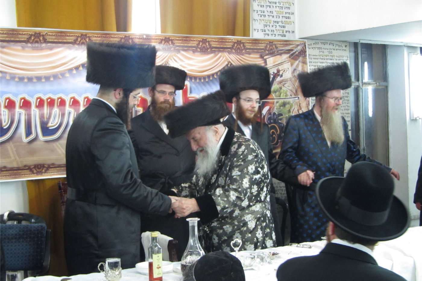 צפו: שמחת "שבע ברכות" כפולה בחצר ספינקא בני ברק