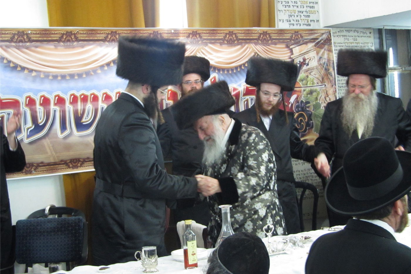 צפו: שמחת "שבע ברכות" כפולה בחצר ספינקא בני ברק