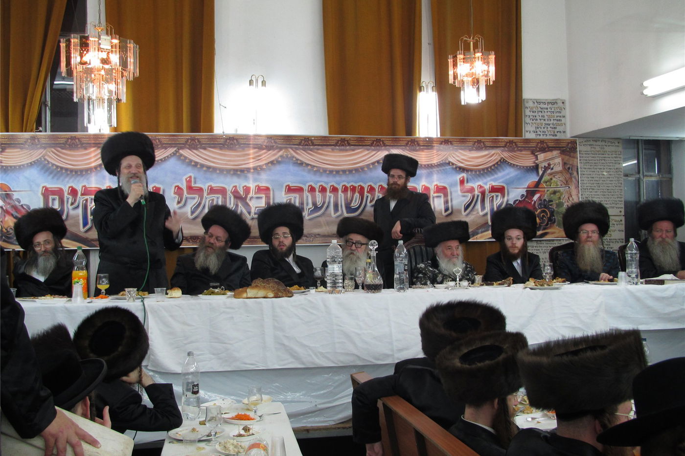 צפו: שמחת "שבע ברכות" כפולה בחצר ספינקא בני ברק