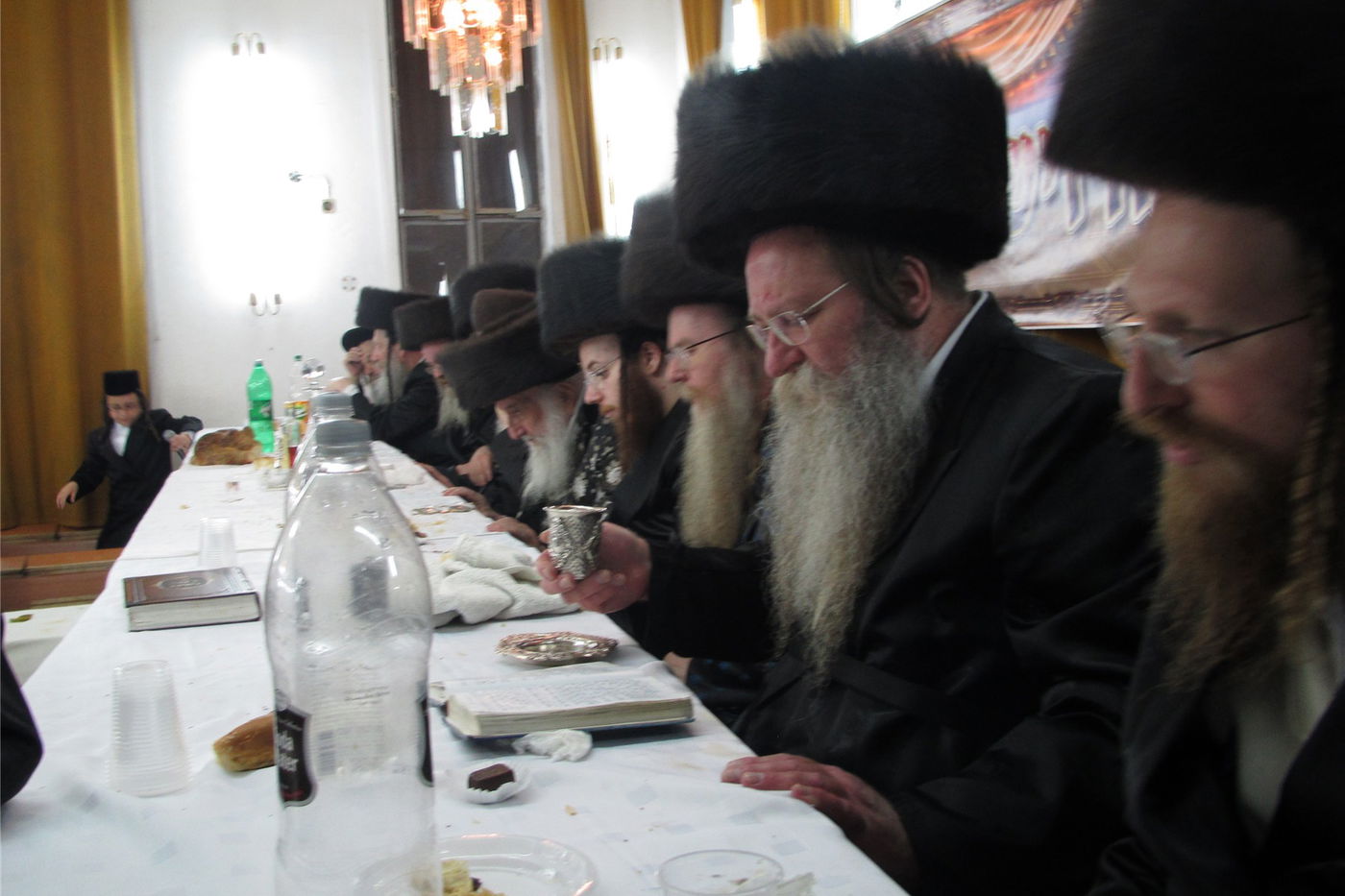 צפו: שמחת "שבע ברכות" כפולה בחצר ספינקא בני ברק