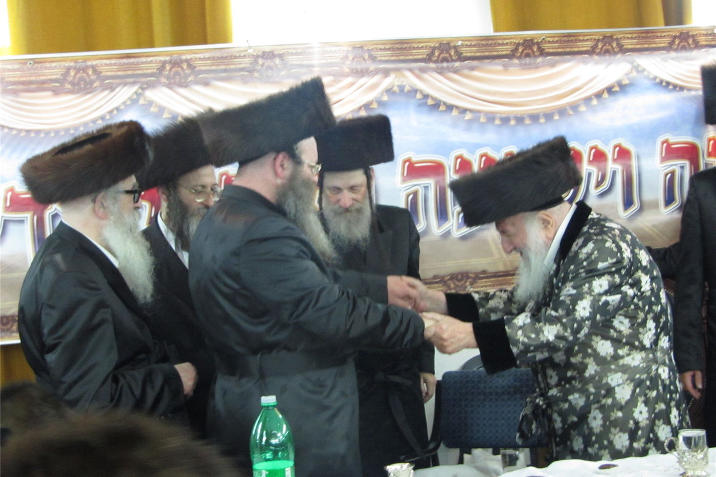 צפו: שמחת "שבע ברכות" כפולה בחצר ספינקא בני ברק