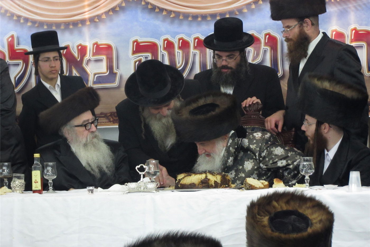 צפו: שמחת "שבע ברכות" כפולה בחצר ספינקא בני ברק