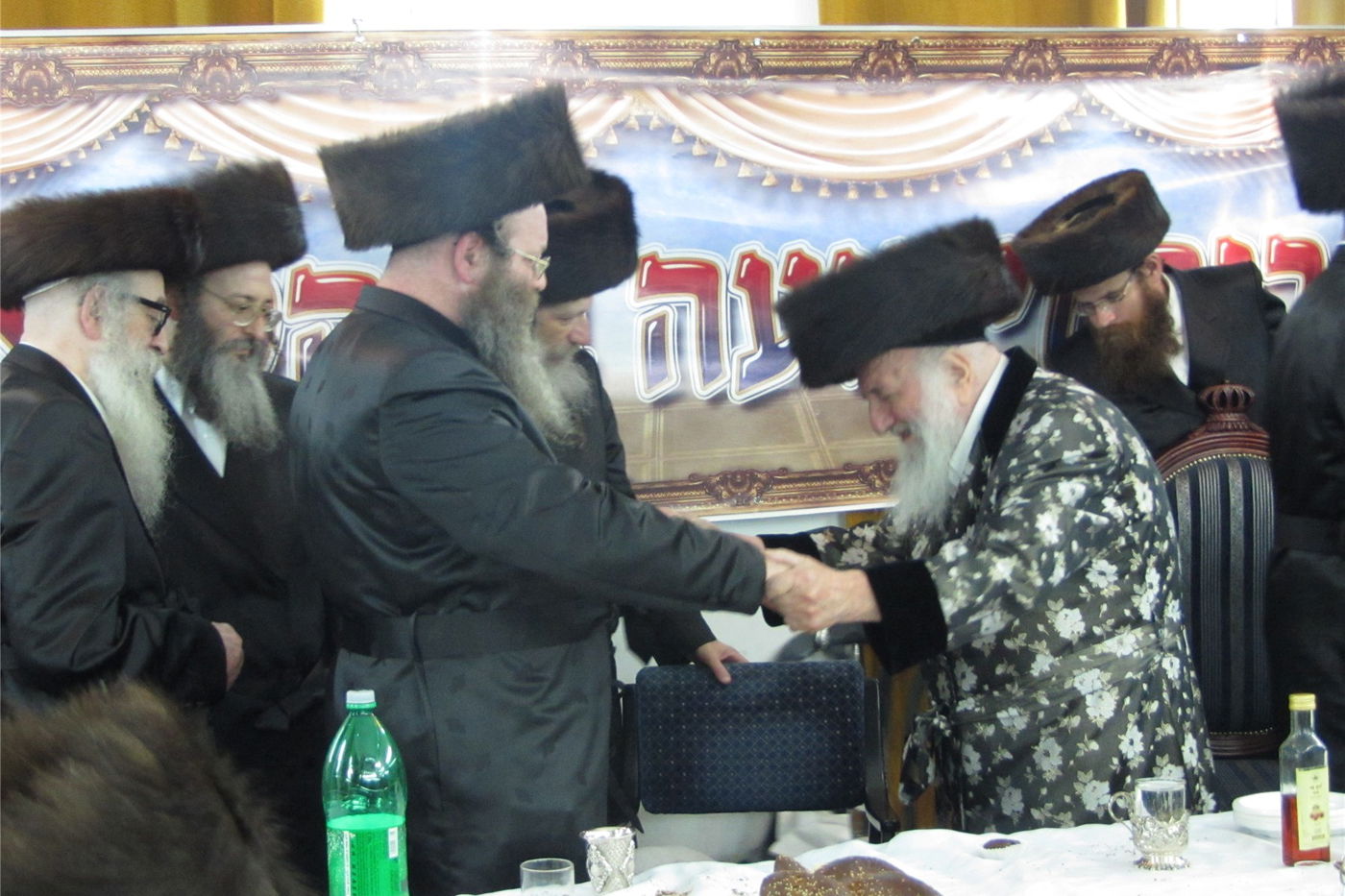 צפו: שמחת "שבע ברכות" כפולה בחצר ספינקא בני ברק