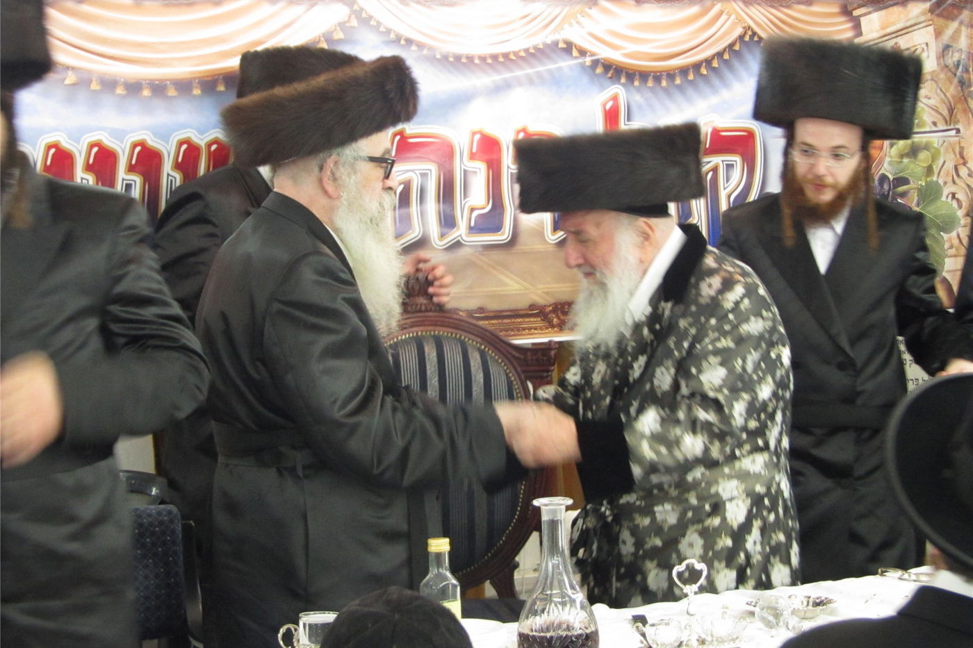 צפו: שמחת "שבע ברכות" כפולה בחצר ספינקא בני ברק