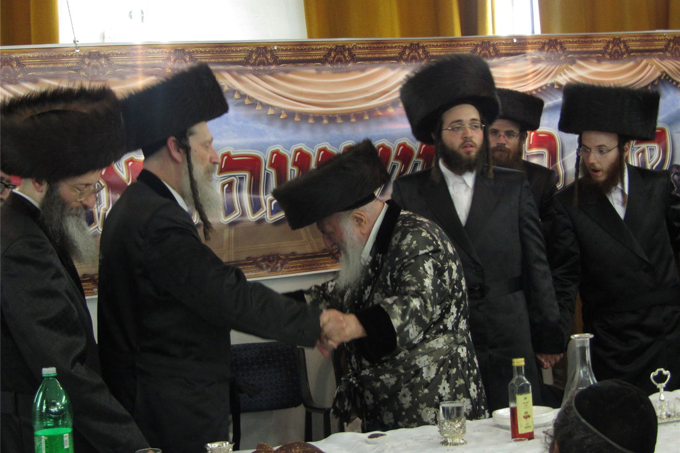 צפו: שמחת "שבע ברכות" כפולה בחצר ספינקא בני ברק