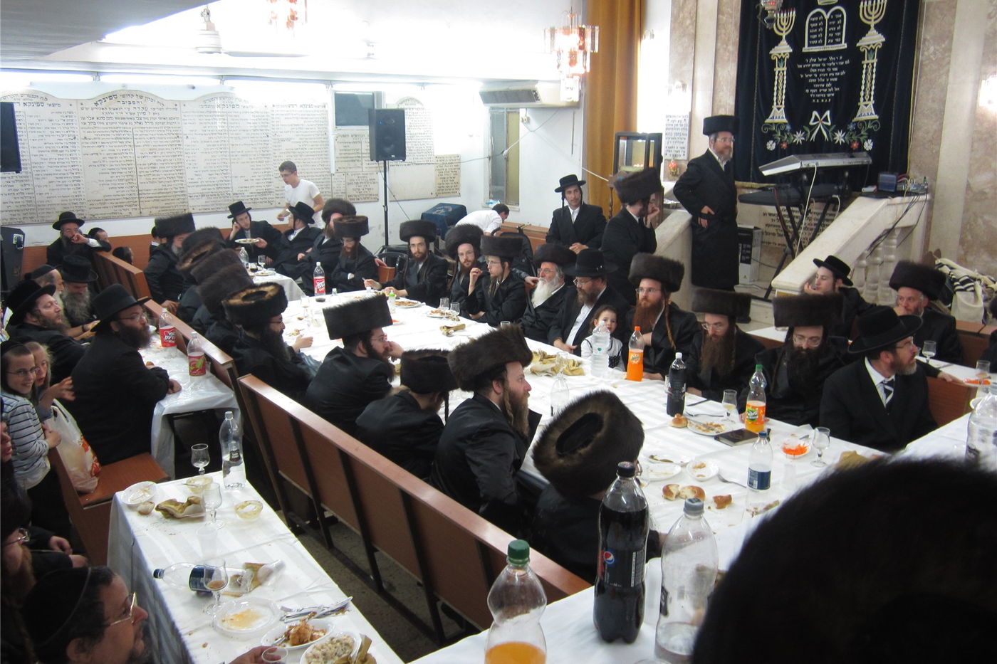 צפו: שמחת "שבע ברכות" כפולה בחצר ספינקא בני ברק