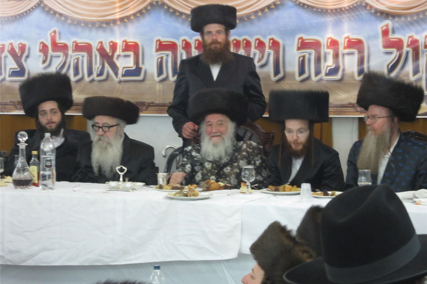 צפו: שמחת "שבע ברכות" כפולה בחצר ספינקא בני ברק