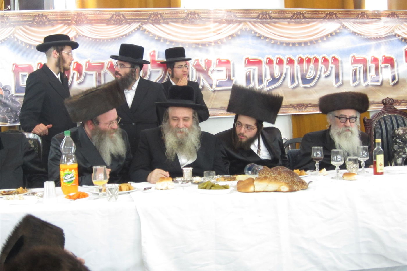 צפו: שמחת "שבע ברכות" כפולה בחצר ספינקא בני ברק