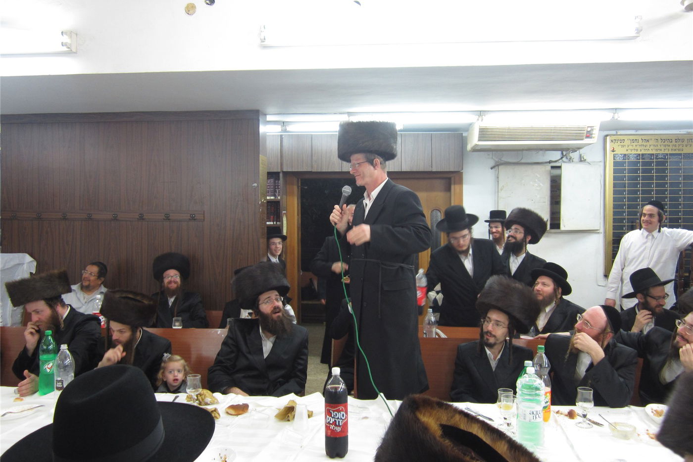 צפו: שמחת "שבע ברכות" כפולה בחצר ספינקא בני ברק