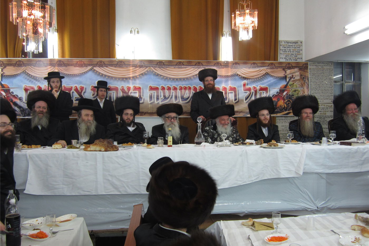 צפו: שמחת "שבע ברכות" כפולה בחצר ספינקא בני ברק