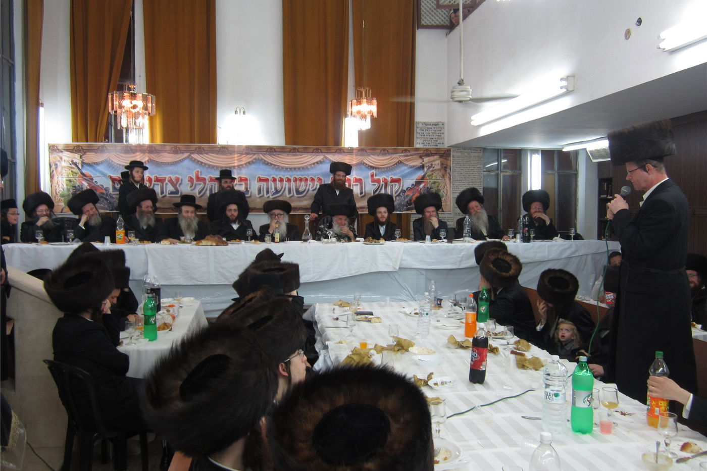 צפו: שמחת "שבע ברכות" כפולה בחצר ספינקא בני ברק