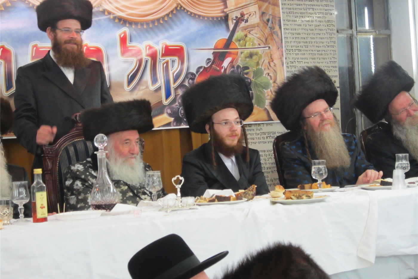 צפו: שמחת "שבע ברכות" כפולה בחצר ספינקא בני ברק