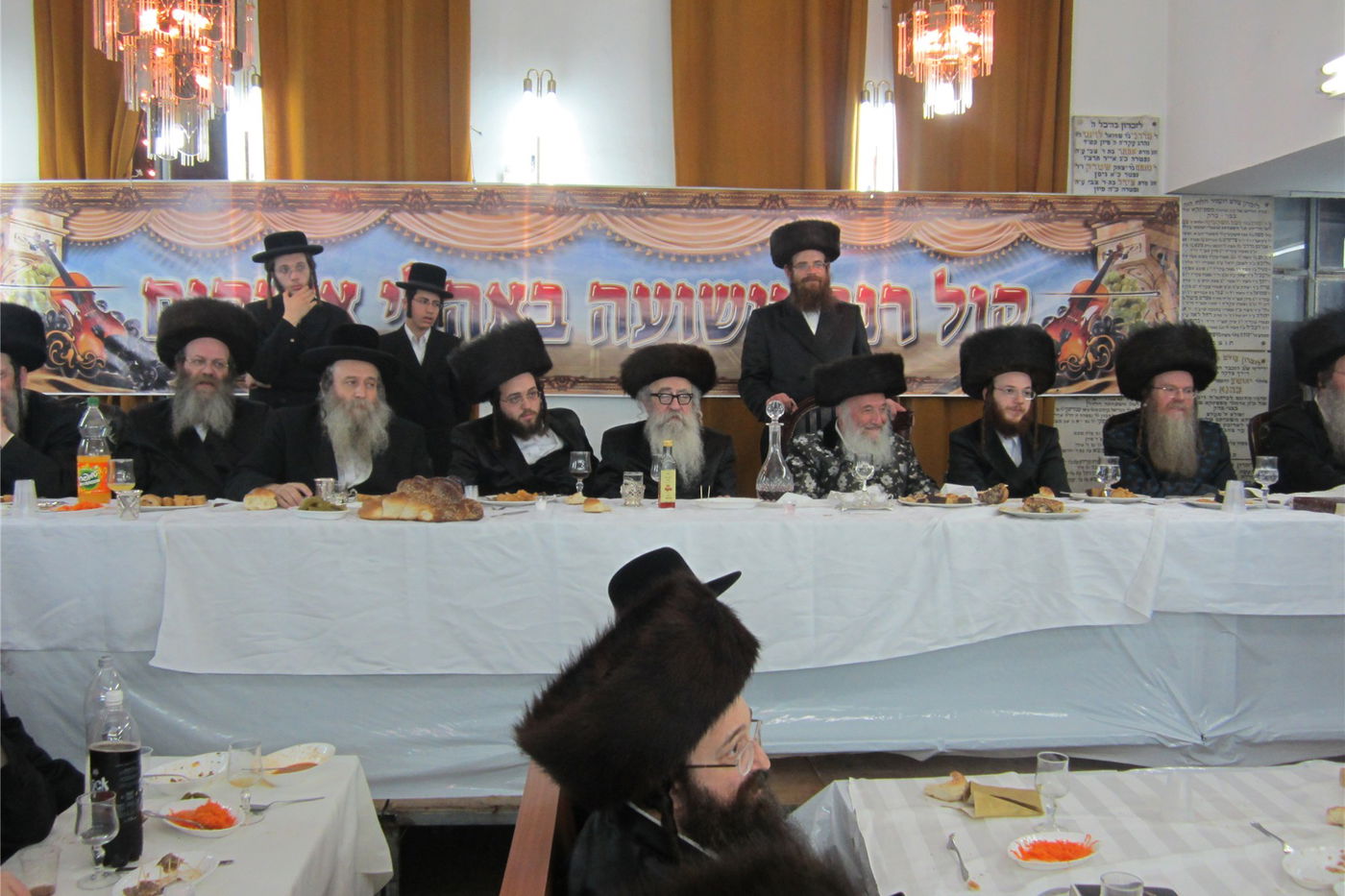 צפו: שמחת "שבע ברכות" כפולה בחצר ספינקא בני ברק