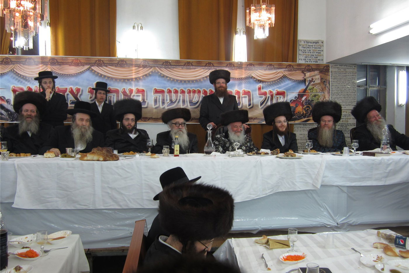 צפו: שמחת "שבע ברכות" כפולה בחצר ספינקא בני ברק