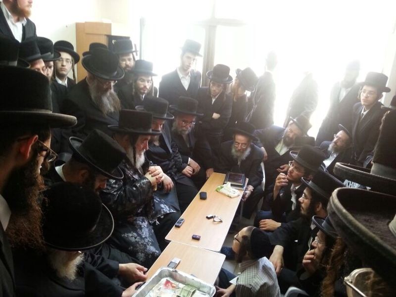 האדמו"ר מנחם את בני המשפחה