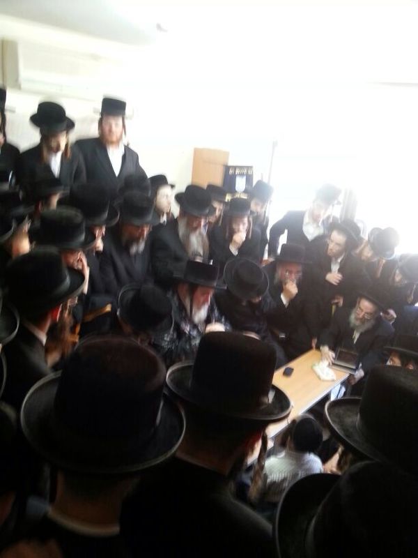 צפו: האדמו"ר מויז'ניץ בניחום אבלים אצל משפחת ויזל