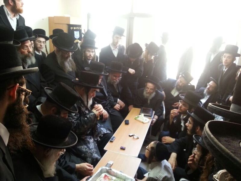 צפו: האדמו"ר מויז'ניץ בניחום אבלים אצל משפחת ויזל