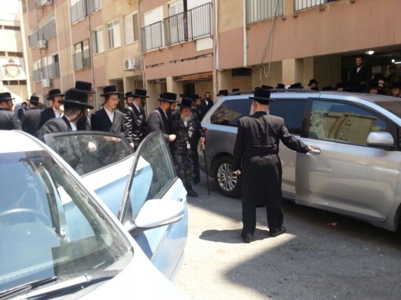 צפו: האדמו"ר מויז'ניץ בניחום אבלים אצל משפחת ויזל