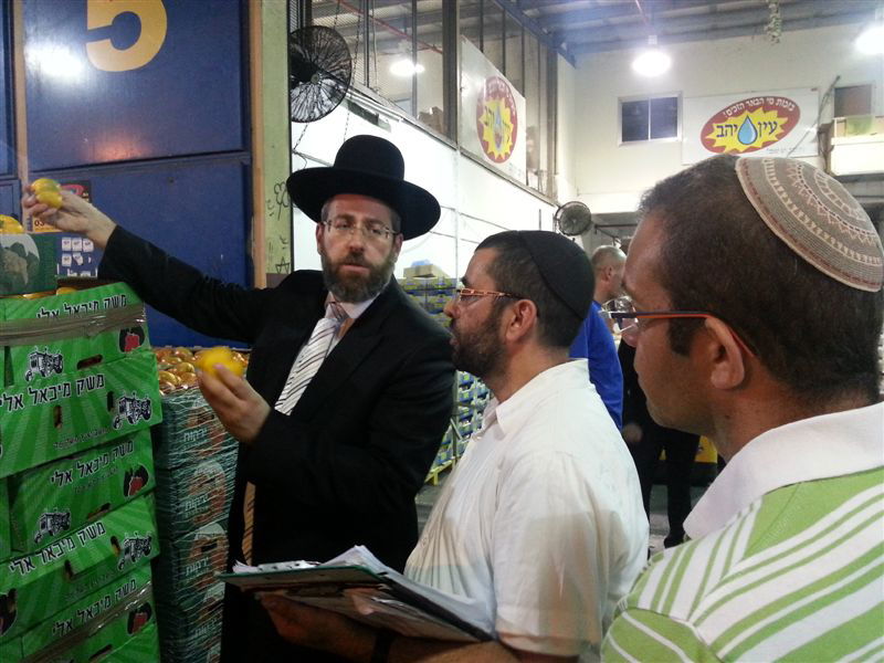 הרב הראשי דוד לאו ערך ביקור פתע בשוק הסיטונאי • תיעוד