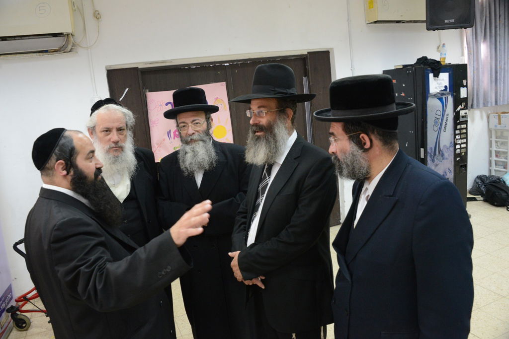 האדמו"ר מויז'ניץ הפתיע בביקור את ילדי 'רפואה וחיים'