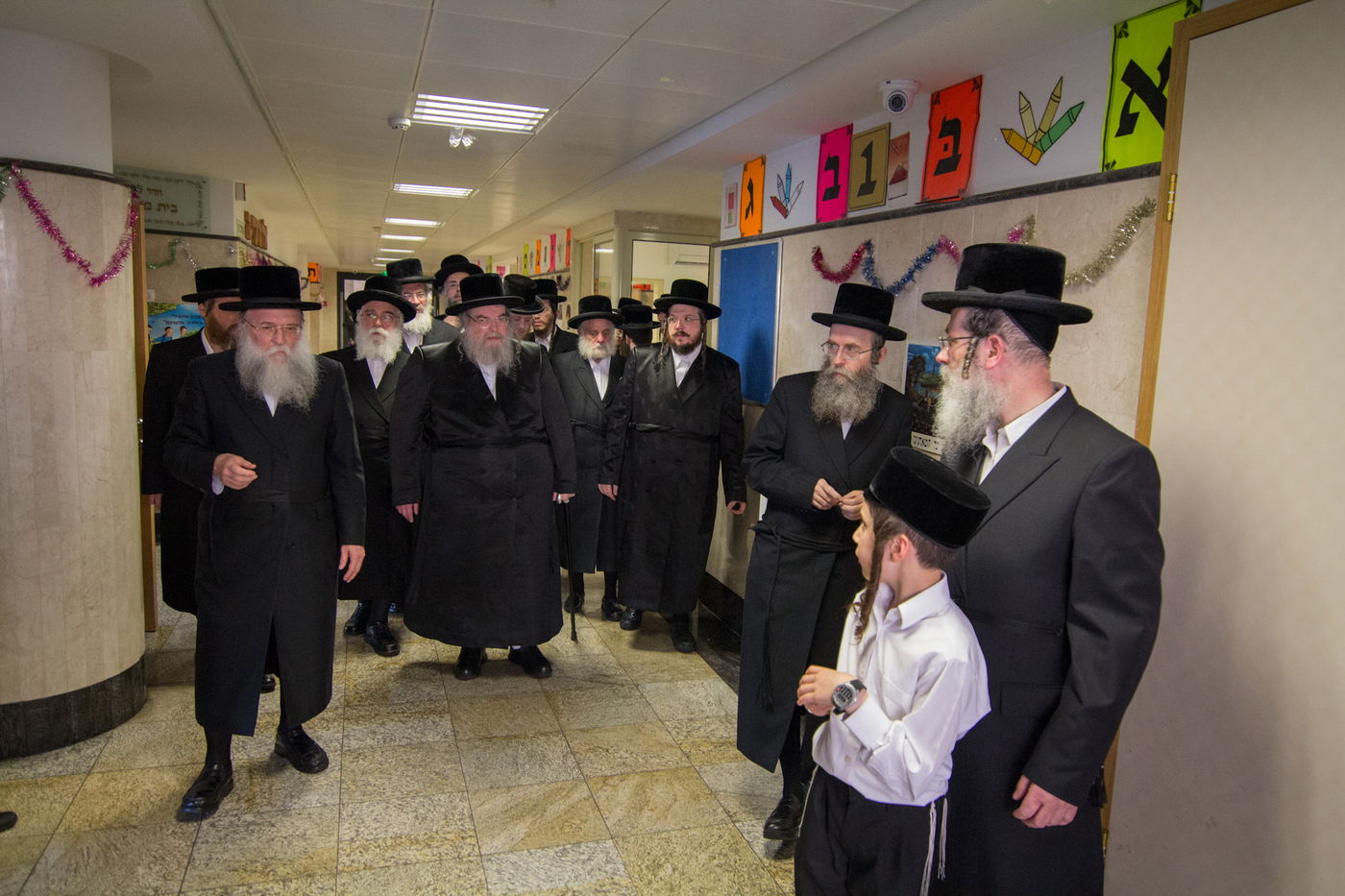 נכד האדמו"ר מבעלזא נכנס לחיידר • גלריה