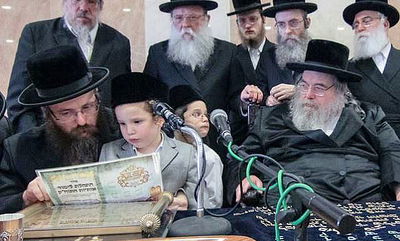 האדמו"ר ונכדו במעמד המרגש