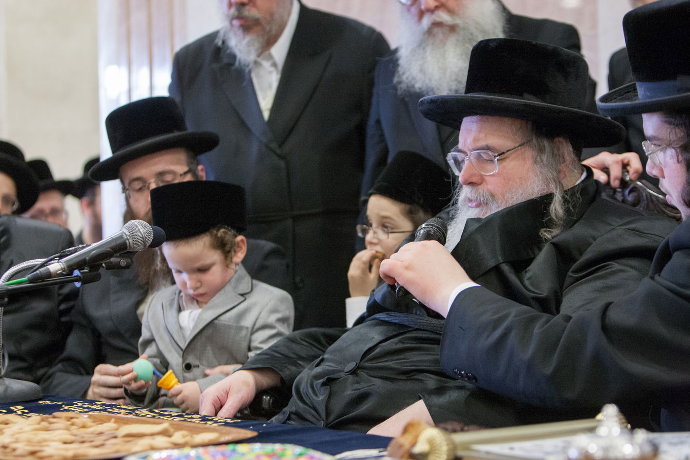 נכד האדמו"ר מבעלזא נכנס לחיידר • גלריה