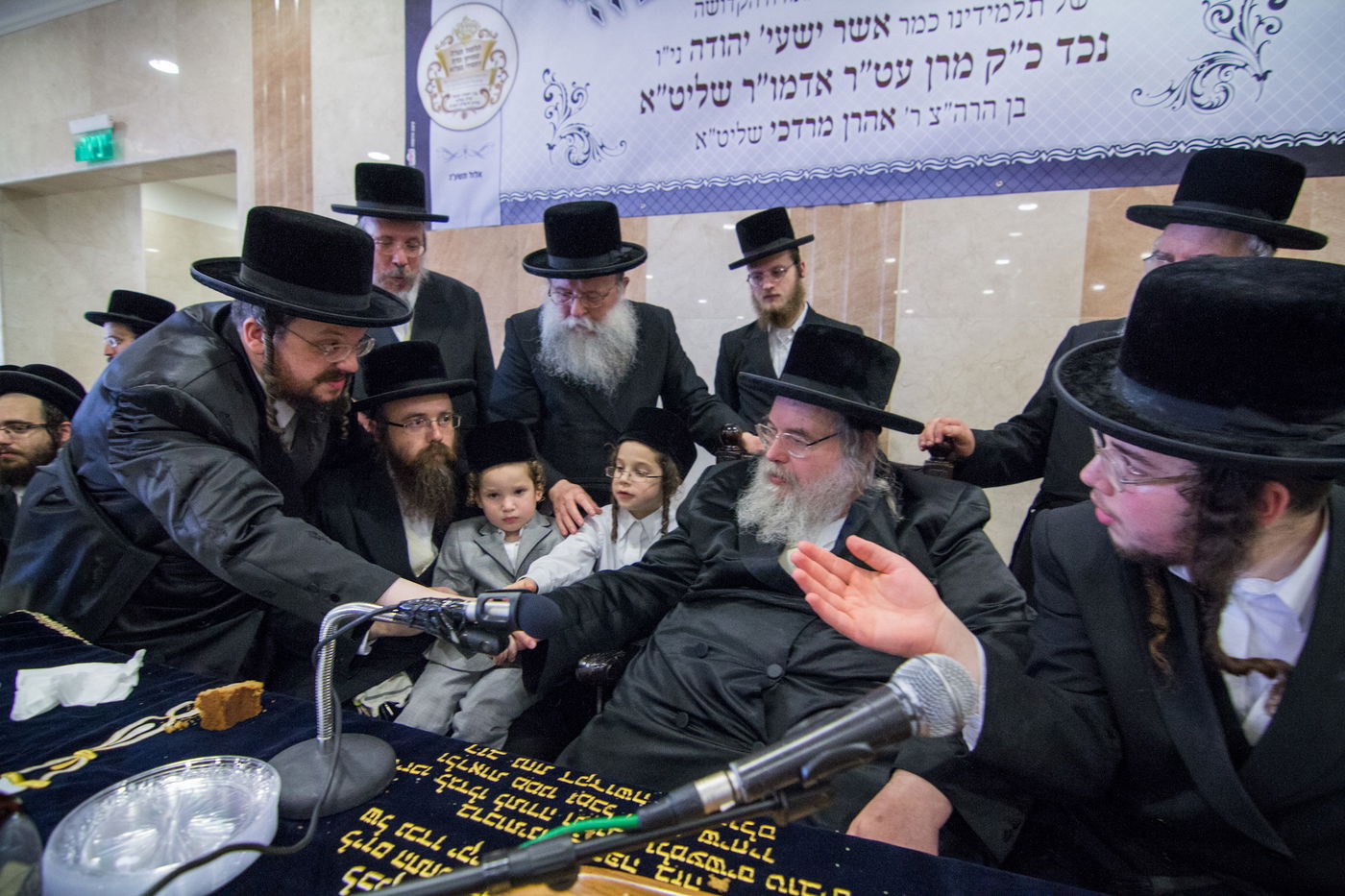 נכד האדמו"ר מבעלזא נכנס לחיידר • גלריה