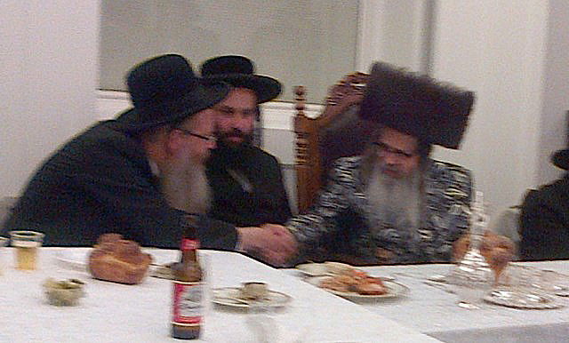 האדמו"ר מסאטמר בלחיצת היד לבן הראב"ד