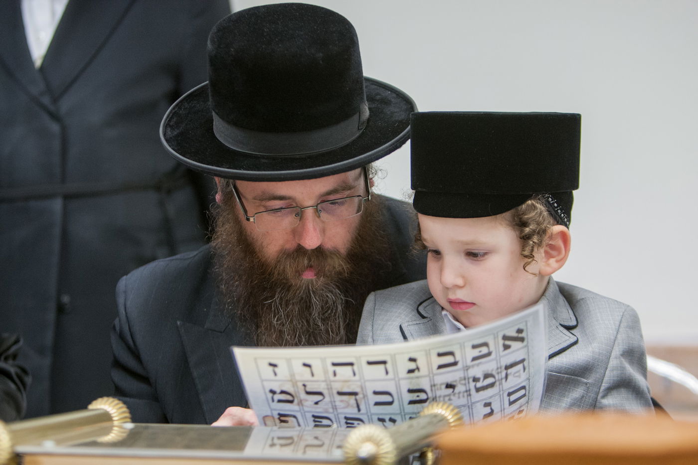 נכד האדמו"ר מבעלזא נכנס לחיידר • גלריה