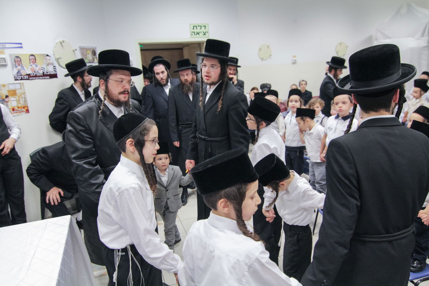 נכד האדמו"ר מבעלזא נכנס לחיידר • גלריה