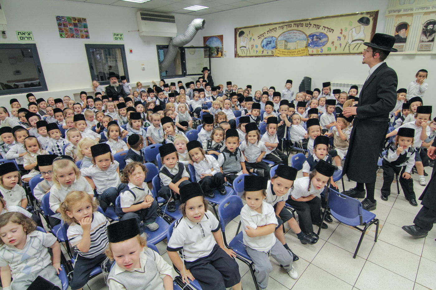 נכד האדמו"ר מבעלזא נכנס לחיידר • גלריה