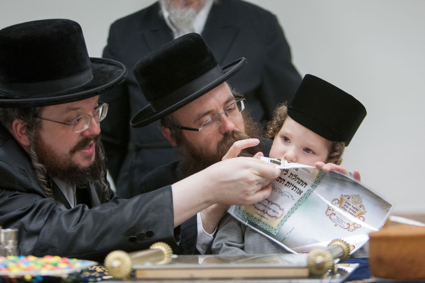 נכד האדמו"ר מבעלזא נכנס לחיידר • גלריה