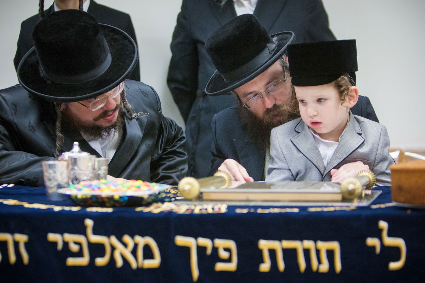 נכד האדמו"ר מבעלזא נכנס לחיידר • גלריה