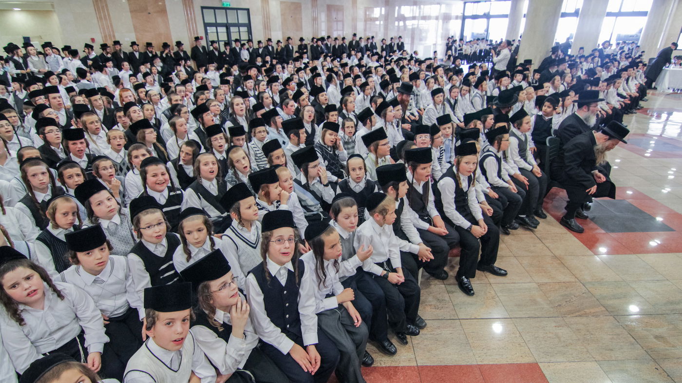 נכד האדמו"ר מבעלזא נכנס לחיידר • גלריה