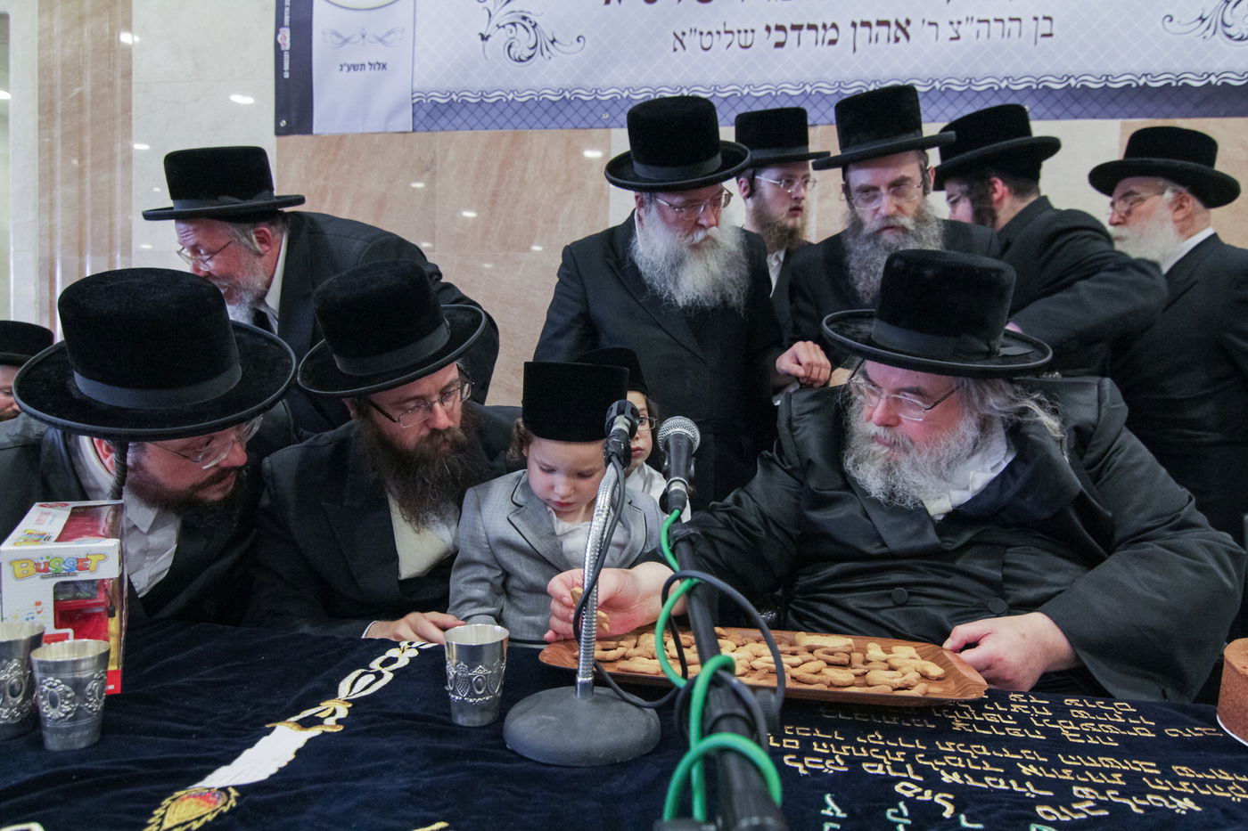 נכד האדמו"ר מבעלזא נכנס לחיידר • גלריה