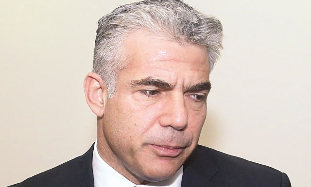 מחאת הנעליים. יאיר לפיד