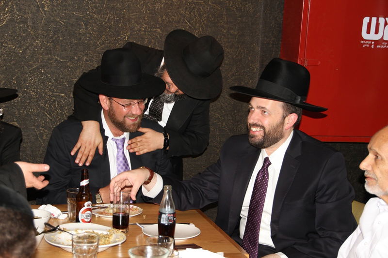 חתונה בחושך, שבע ברכות במסעדה