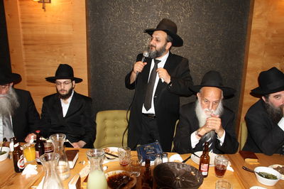 חתונה בחושך, שבע ברכות במסעדה