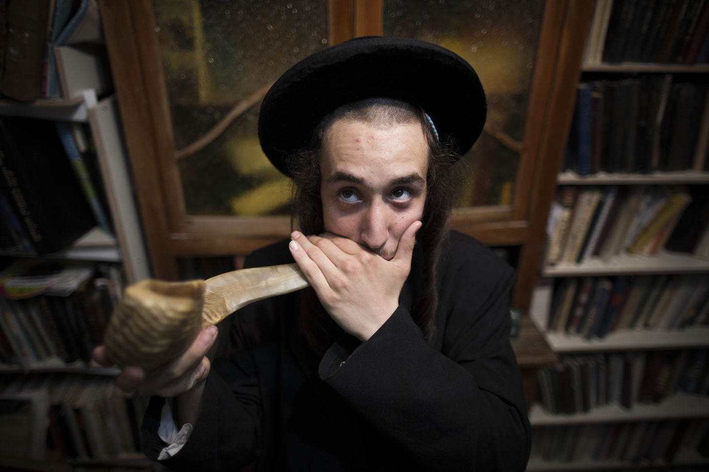 במאה שערים מתרגלים לתקוע בשופר • תמונות