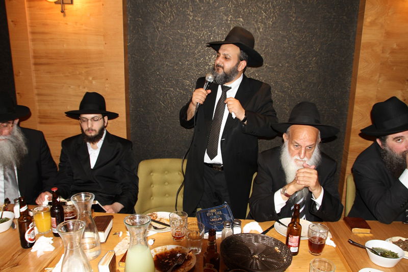 חתונה בחושך, שבע ברכות במסעדה