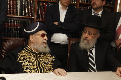 מרן הגר"ע יוסף עם בנו הגר"י יוסף